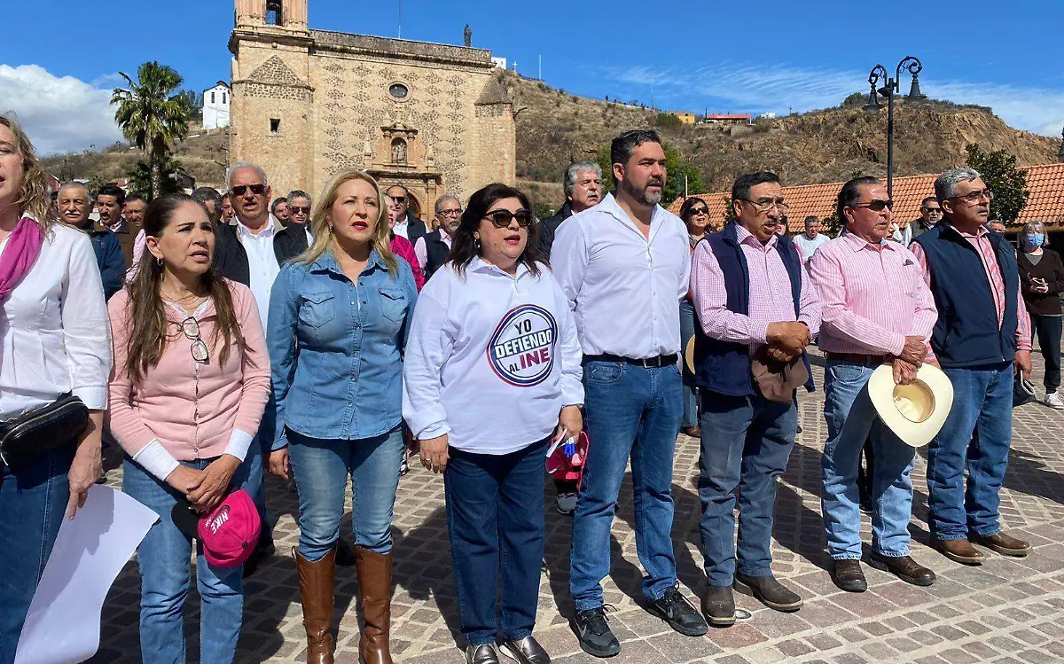 Diputados Ángeles Gutiérrez y Edgar Piñón en concentración por el INE Parral 2